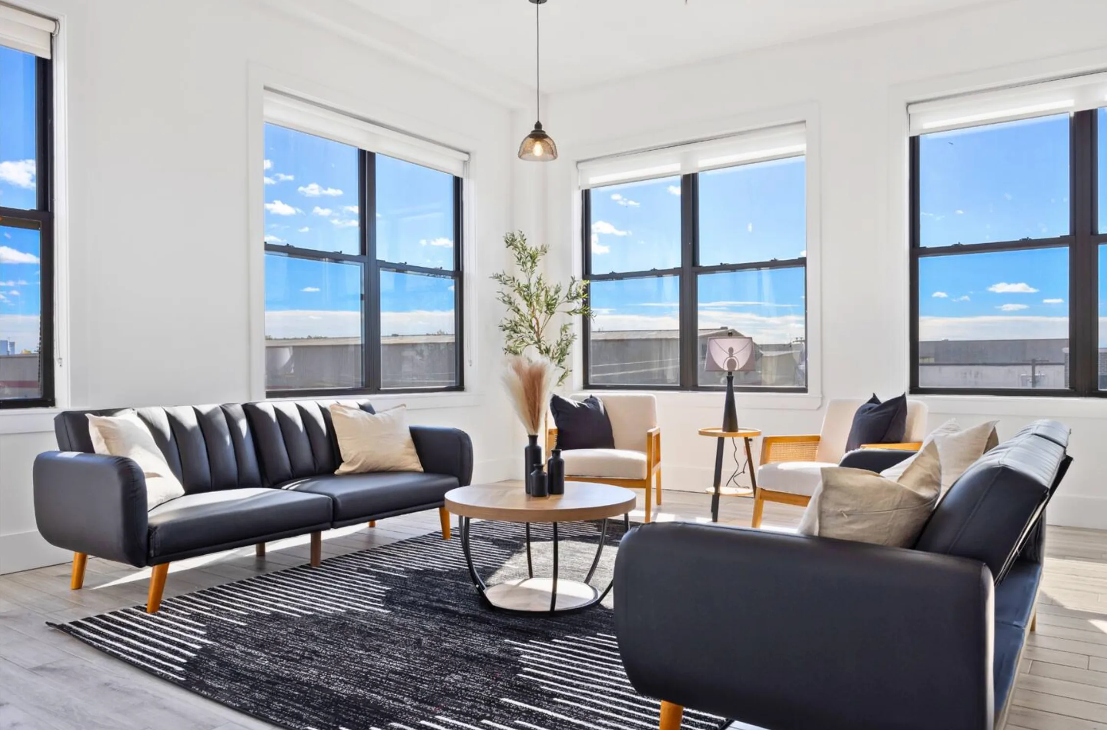 UniqueAway New York Airbnb listing performance dashboard